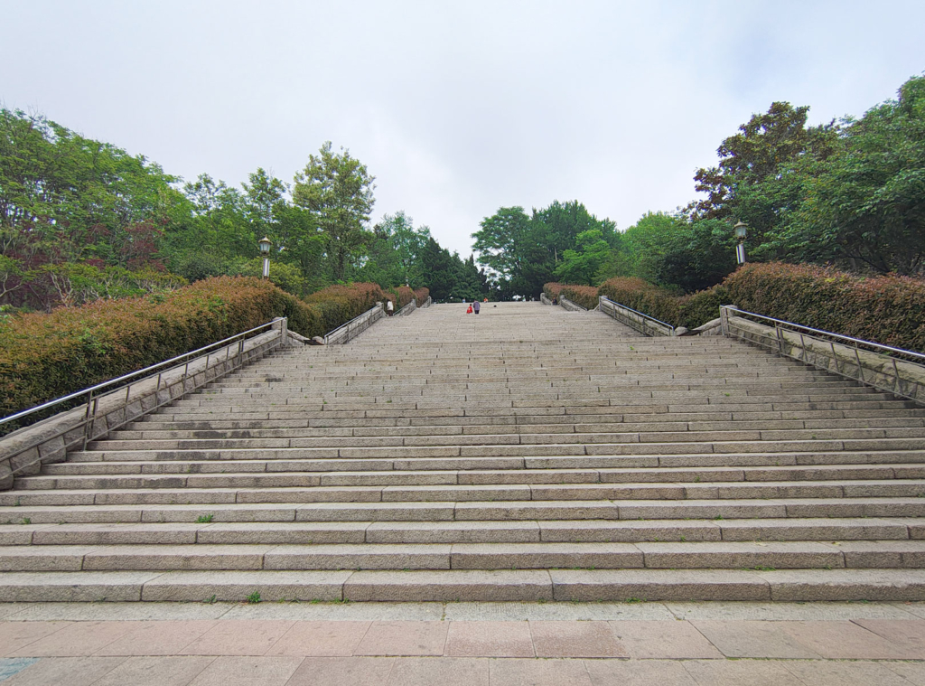 青島神社の石段